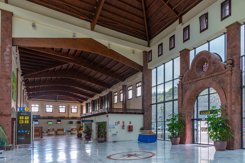 中国中山至澳大利亚布里斯班的骑行装备（头盔、手套、骑行服）使用空运物流专线7天内配送到