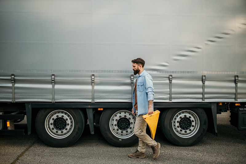 钢钉通过深圳拼箱海运送到兰瑟斯顿