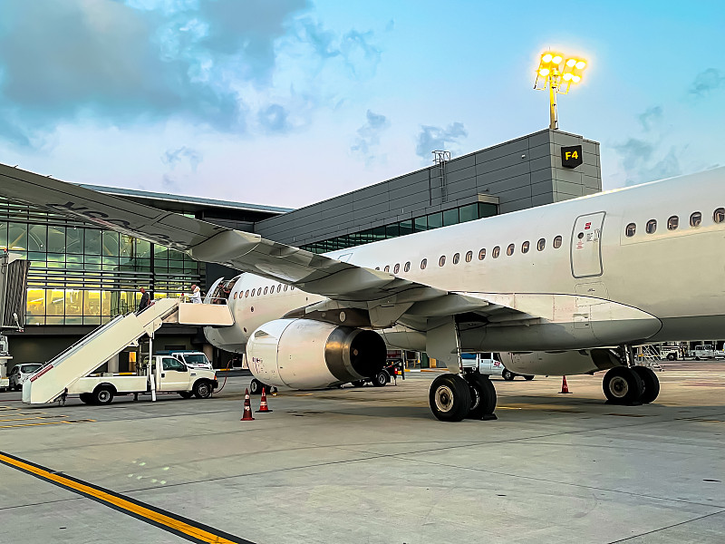 小家电利用台中集装箱运输快递至澳大利亚昂斯洛(Onslow)