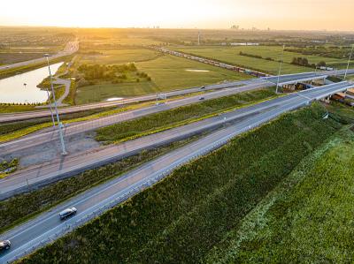 义乌至澳洲伯尼的稀土及其制品使用空运物流专线12天内送达