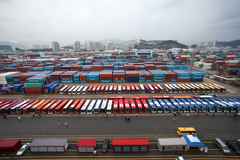 从中国运输一个20尺/40尺高柜集装箱到加拿大海运费是多少？