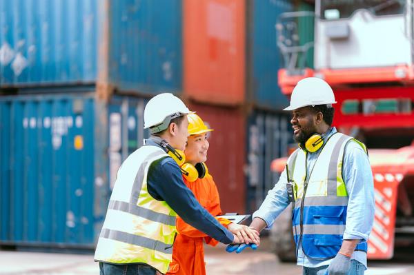 加拿大港口罢工可能导致拥堵，货物转向空运